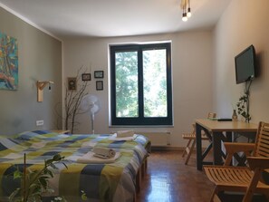 Escritorio, espacio para trabajar con laptop y wifi gratis 
