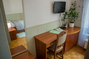 Escritorio, espacio para trabajar con un portátil, wifi gratis