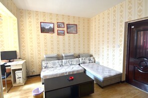 Suite, 1 Schlafzimmer | Wohnzimmer | Fernseher