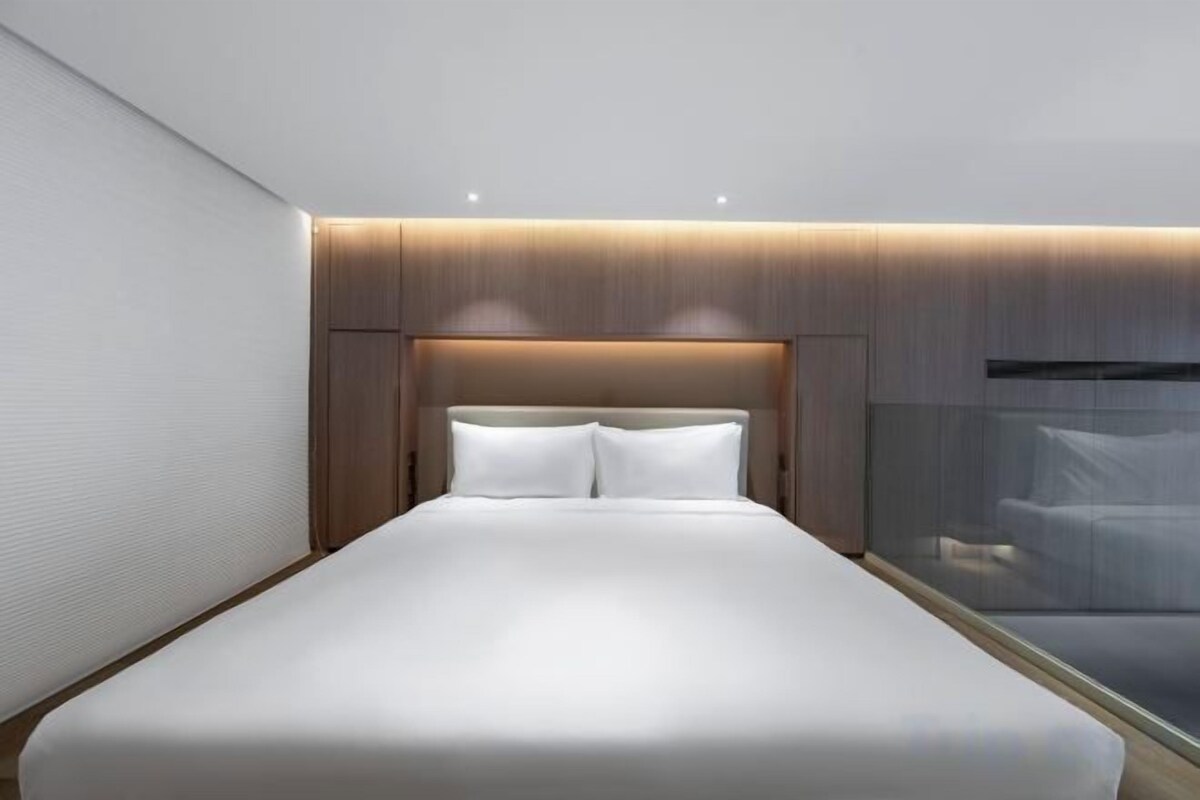 Premium bedding, soundproofing, iron/ironing board