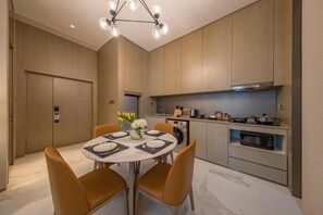 Micro-ondas, cooktop, cafeteira/chaleira, freezer