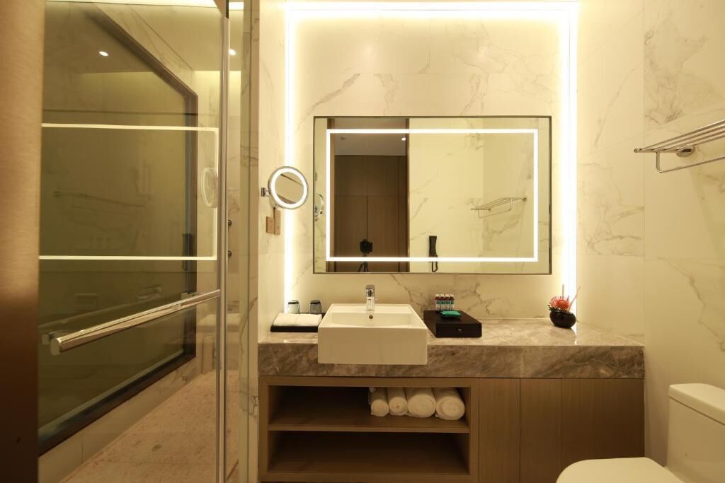 rainfall showerhead, free toiletries, hair dryer, slippers