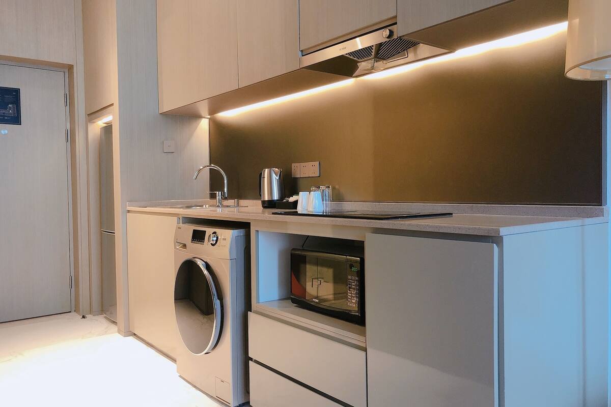 studio deluxe king | private kitchenette | microwave, stovetop, coffee/tea maker, freezer