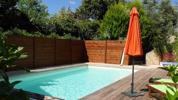 Piscine extérieure (ouverte en saison), chaises longues