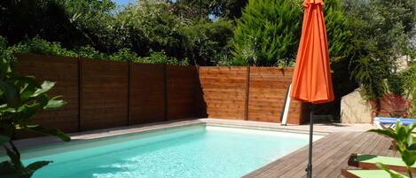 Piscina externa sazonal, espreguiçadeiras