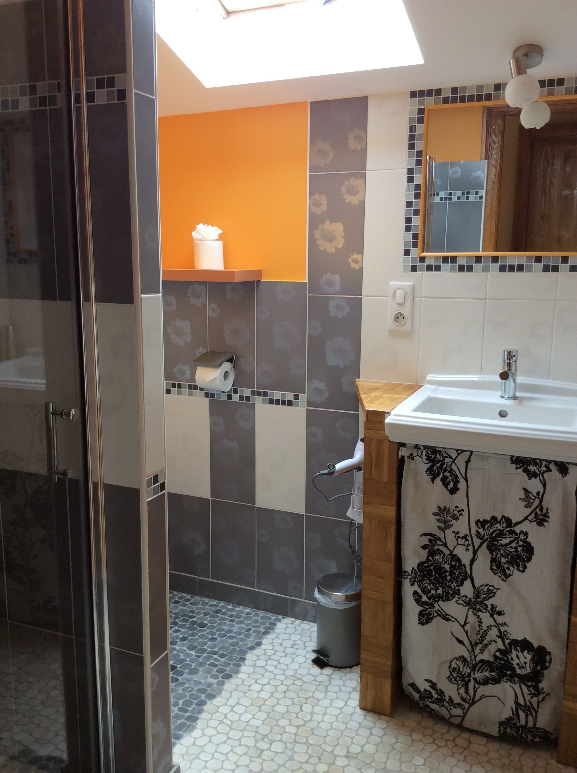 Ein Badezimmer mit Dusche, Waschbecken und Toilette.