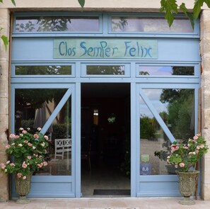 A storefront with a sign reading "Clos Semper Felix". - Les Chambres d'hôtes Clos Semper Felix (Sainte-Bazeille)