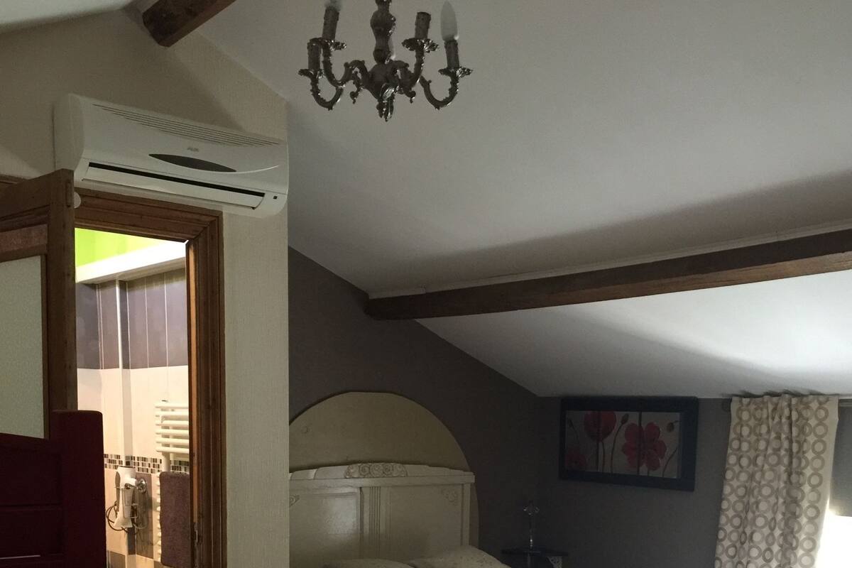 Habitación cuádruple | Escritorio, cortinas opacas, tabla de planchar con plancha