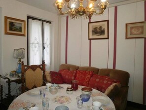 Daily cooked-to-order breakfast (EUR 5 per person)