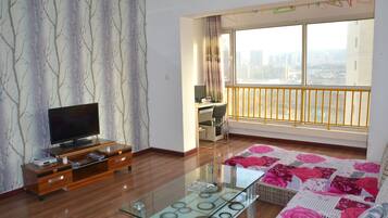 Suite, 2 Schlafzimmer | Wohnbereich | Fernseher
