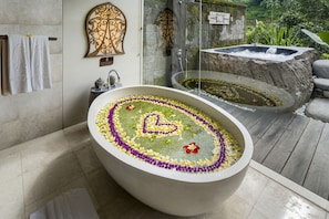 Premier Pool Villa - with Heated Pool | Baño | Bañera y ducha independientes y bañera profunda