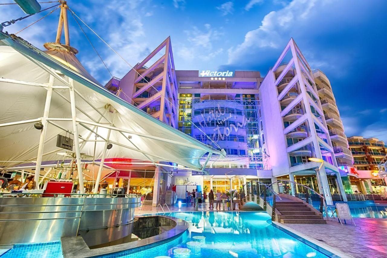 Útilaug, sólhlífar, sólstólar