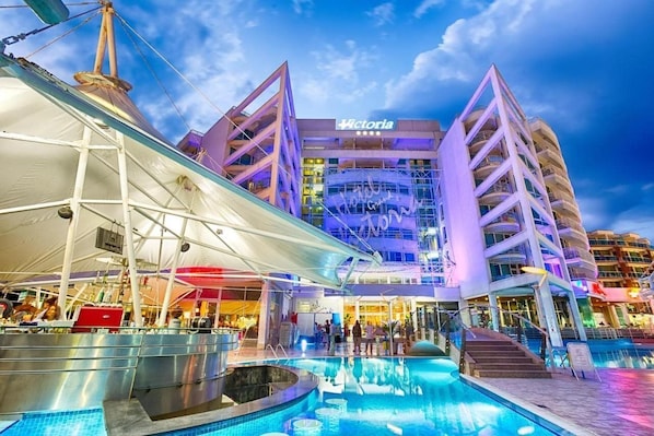 Piscine extérieure, parasols de plage, chaises longues