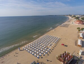 On the beach, sun loungers, beach umbrellas - Effect Grand Victoria Hotel (Sunny Beach)