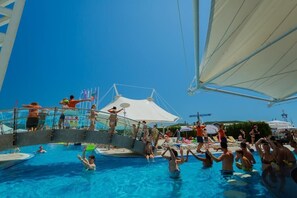 Outdoor pool, pool umbrellas, sun loungers - Effect Grand Victoria Hotel (Sunny Beach)