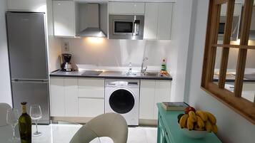 Dúplex, 1 dormitori | Cuina privada | Frigorífic gran, microones, placa de cuina i cafetera i tetera