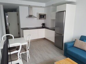 Full-size fridge, microwave, stovetop, coffee/tea maker - RK City Center Vivienda Vacacional (Las Palmas de Gran Canaria)