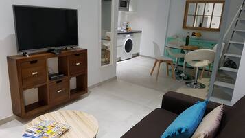 Dúplex, 1 dormitori | Sala d'estar | Televisor de pantalla plana