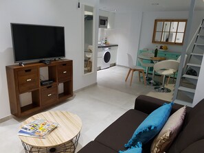 Alloggio su due livelli, 1 camera da letto | Soggiorno | TV a schermo piatto