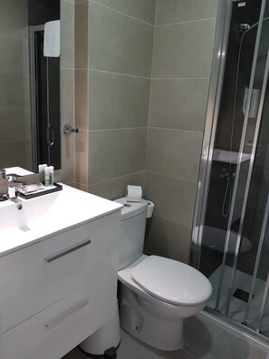 Shower, hair dryer, towels - RK City Center Vivienda Vacacional (Las Palmas de Gran Canaria)