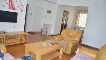 Suite, 2 Schlafzimmer | Wohnzimmer | Fernseher