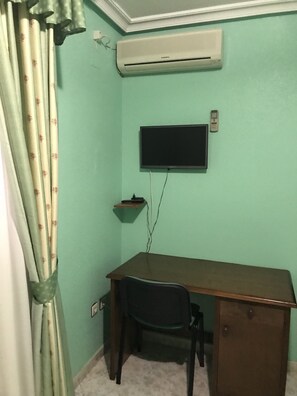 Double Room, 2 Twin Beds | Living area | Flat-screen TV