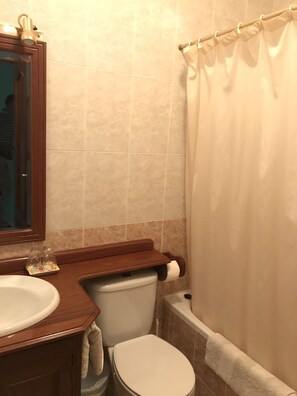 Double Room, 2 Twin Beds | Bathroom | Combined shower/tub, hair dryer, towels