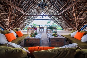 Petit déjeuner, déjeuner et dîner servis sur place, vue sur la piscine