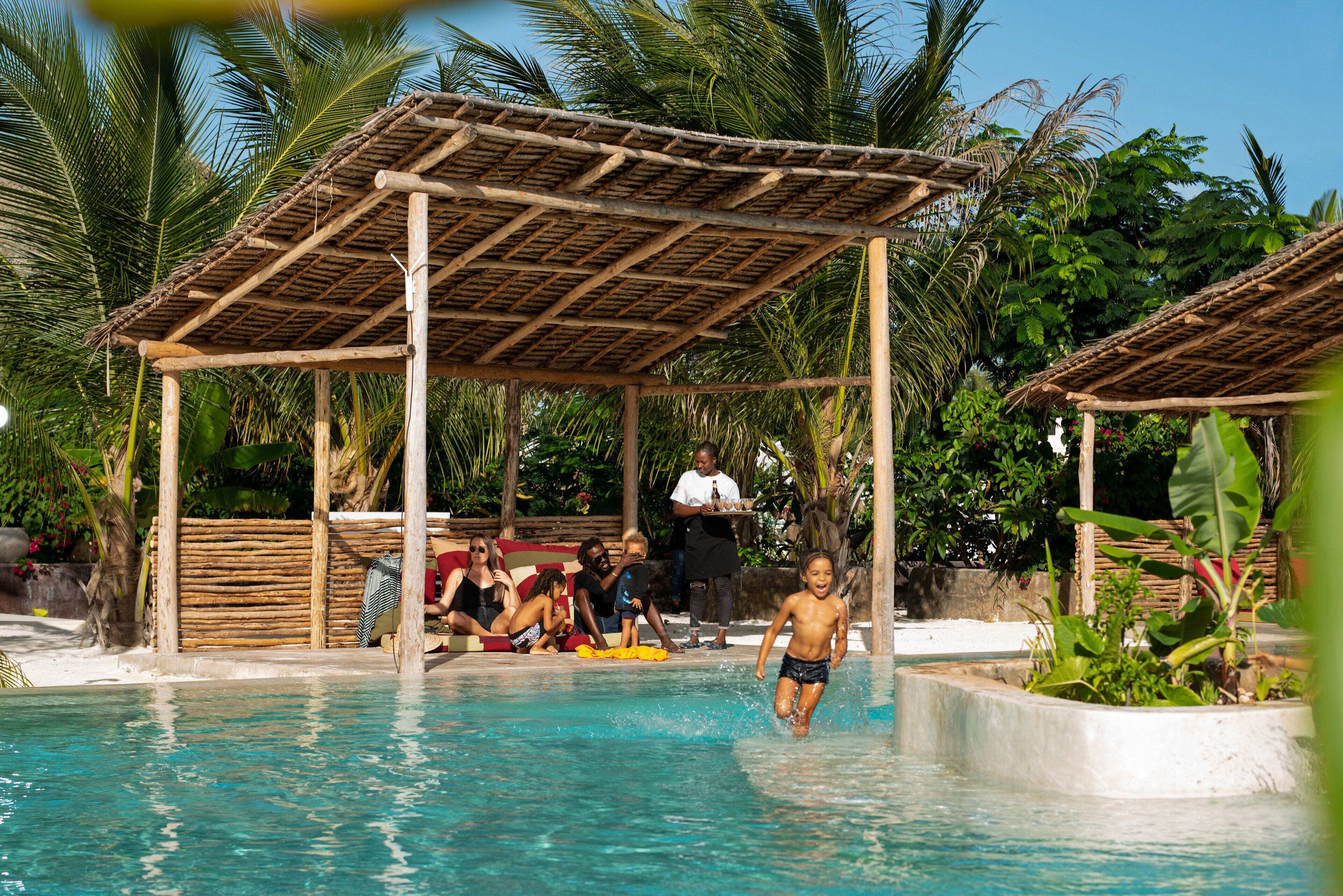 2 室外游泳池，池畔遮阳伞，日光浴躺椅