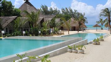 2 albercas al aire libre, sombrillas en la alberca y camastros