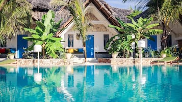 Bungalow with Front Pool View | Vista dalla camera