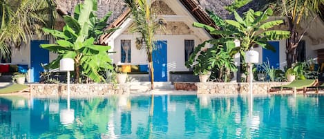 Bungalow with Front Pool View | Vista dalla camera