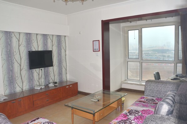 Suite, 2 Queen-Betten | Schreibtisch, Verdunkelungsvorhänge, kostenloses WLAN