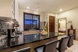 コンフォート ヴィラ | 専用キッチン | 大型冷蔵庫、電子レンジ、オーブン、コンロ