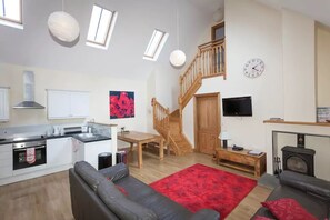 Flat-screen TV, fireplace - Williamscraig Holiday Cottages (Linlithgow)