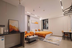 Chambre luxueuse double | Aire de séjour | Téléviseur de 50 po avec télévision par câble
