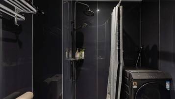 Panoramic Twin Room | Bathroom | Shower, free toiletries, hair dryer, slippers