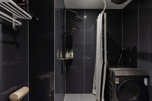 Camera panoramica con 2 letti singoli | Bagno | Doccia, set di cortesia gratuito, asciugacapelli, pantofole