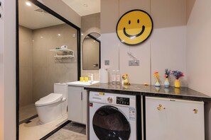 Comfort Double Room | Bathroom | Shower, free toiletries, hair dryer, slippers