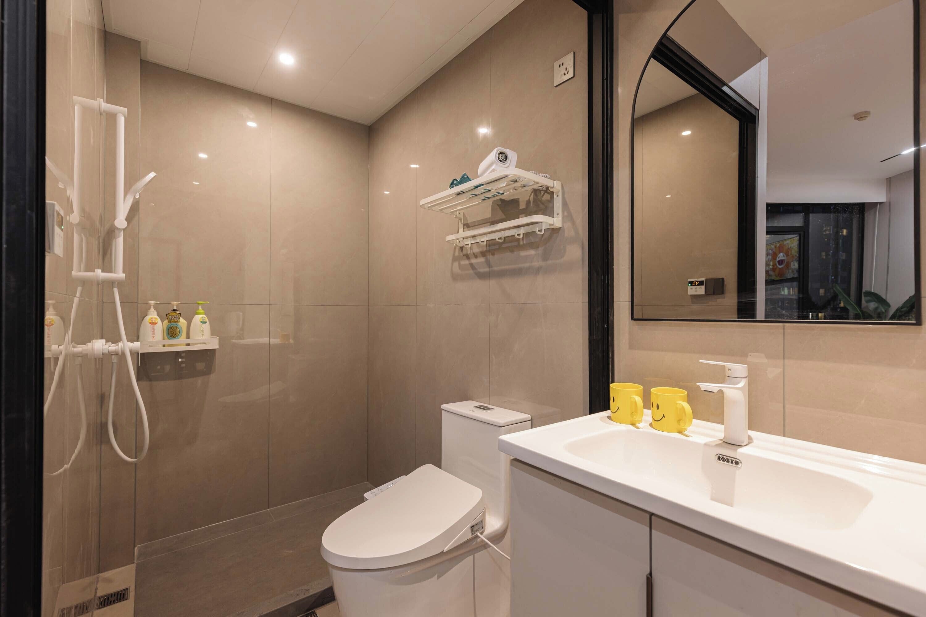 Comfort-Doppelzimmer | Badezimmer | Dusche, kostenlose Toilettenartikel, Haartrockner, Hausschuhe