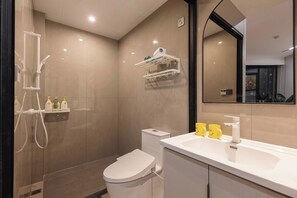 Kahden hengen comfort-huone | Kylpyhuone | Suihku, ilmaiset hygieniatuotteet, hiustenkuivaaja, tohvelit