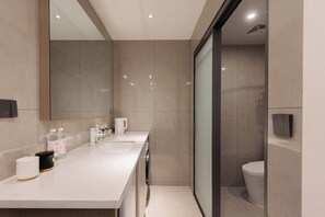 Family Twin Room | Bathroom