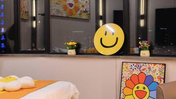 舒适双人房 | 办公桌、遮光窗帘、免费 WiFi、床单