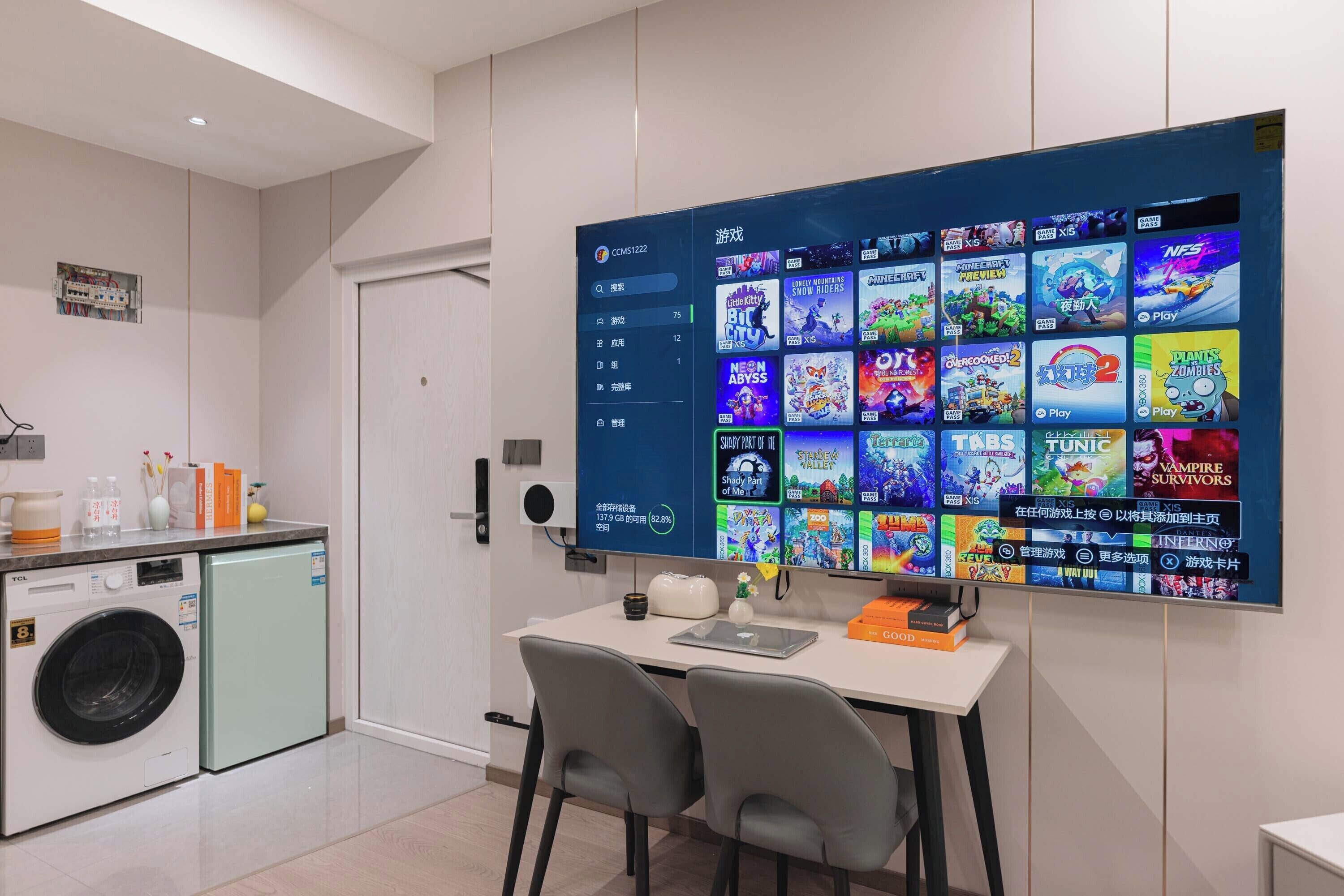 Una cucina moderna con un pannello digitale integrato che mostra diversi giochi.