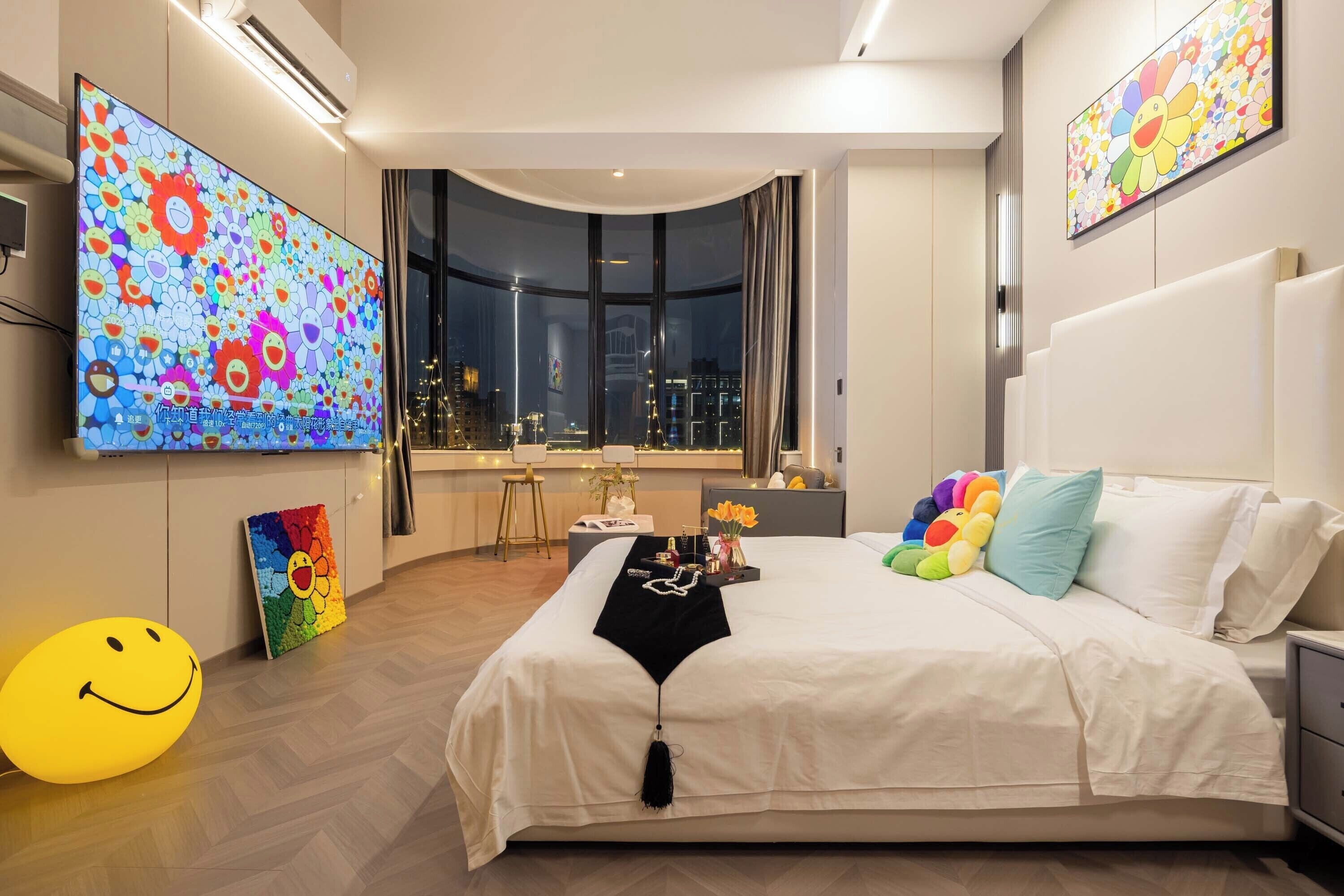 Panoramic-Zweibettzimmer | Wohnbereich | 50-Zoll-Fernseher mit Kabelempfang