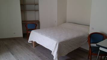 Classic Studio, 1 Queen Bed | 1 bedroom, desk, blackout drapes, rollaway beds