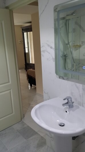 Family Apartment | Bathroom | Free toiletries, hair dryer, towels - Hotel Marcellin (Beaulieu-sur-Mer)