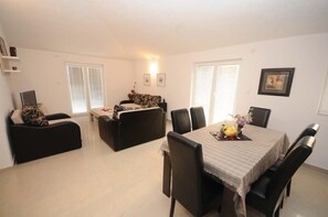 Family Apartment, 2 Bedrooms, Balcony, Sea View | Living area