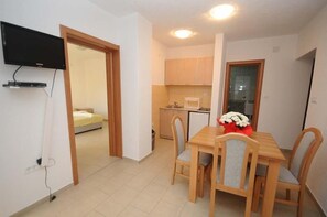 Apartment, 1 Schlafzimmer, Meerblick | Wohnbereich | Flachbildfernseher, Pay-TV