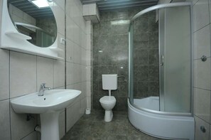 Ducha, artículos de tocador gratuitos, secador de pelo, toallas